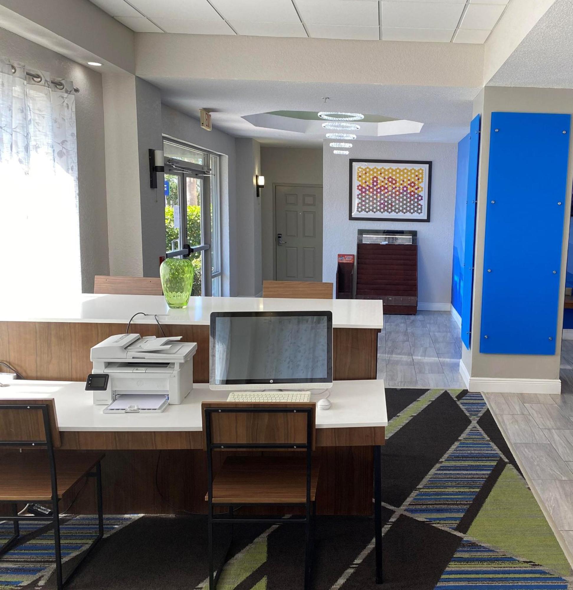 Holiday Inn Express Hotel & Suites Clearwater Us 19 North, An Ihg Hotel Экстерьер фото